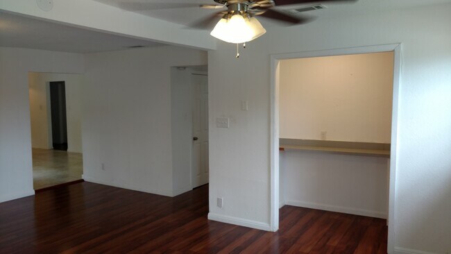 Building Photo - Nice older house in N Austin