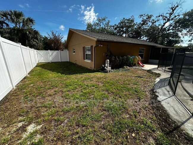 Building Photo - 910 Sycamore Ln