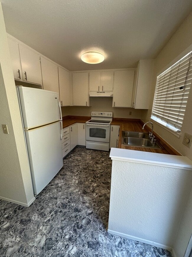 Building Photo - Townhouse 2 bedroom, 2.5 bath, washer/drye...