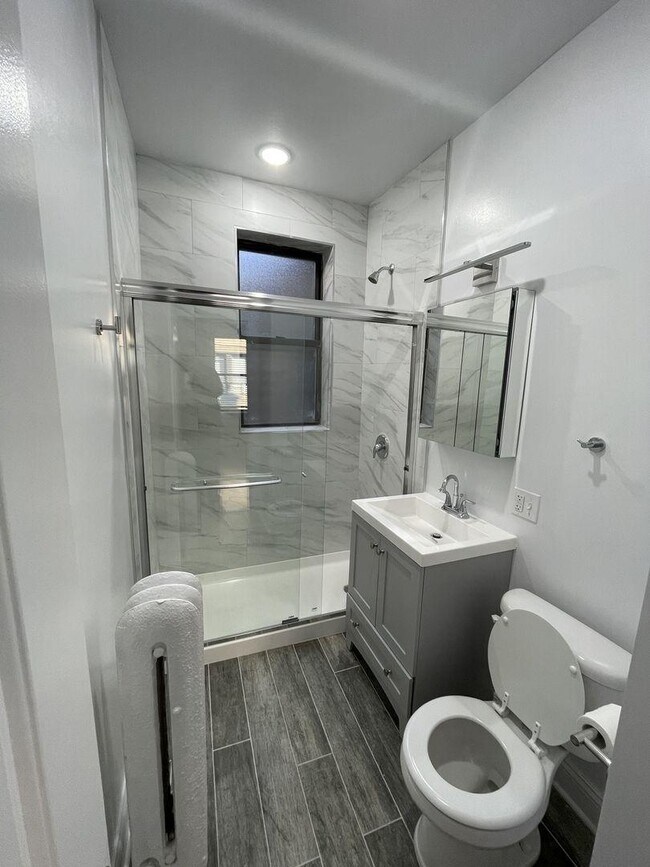 Building Photo - 1 bedroom in Chicago IL 60657