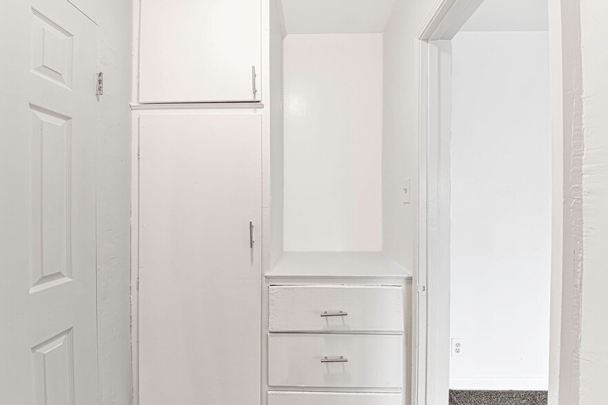 Building Photo - 530 W 9th St