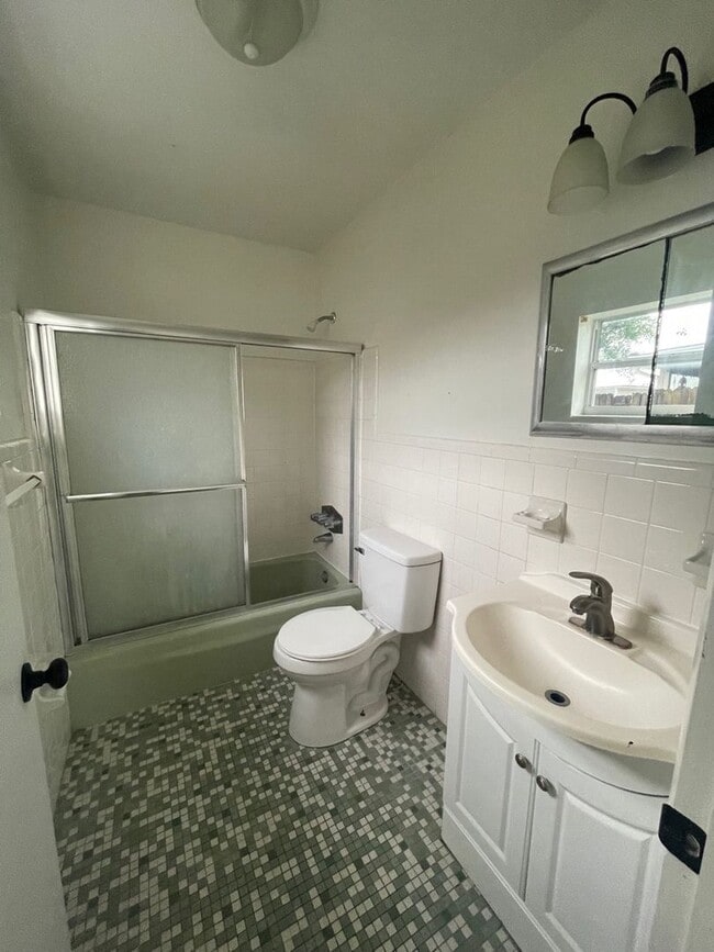 Building Photo - 2 Bed 2 Bath Home | Carport | Fenced Yard ...