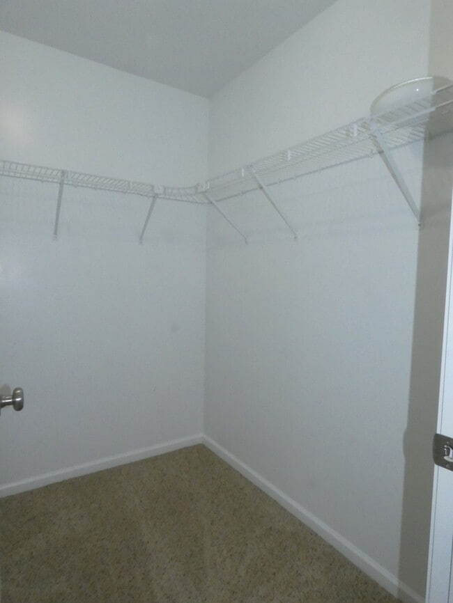 Building Photo - Beautiful Condo in North Kansas City School District!
