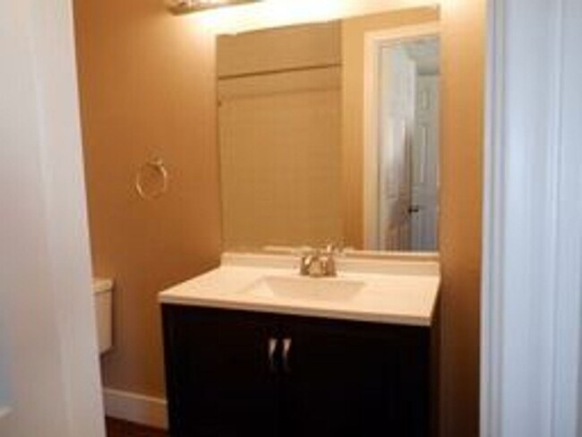 Building Photo - Charming 2nd floor townhome with large, co...