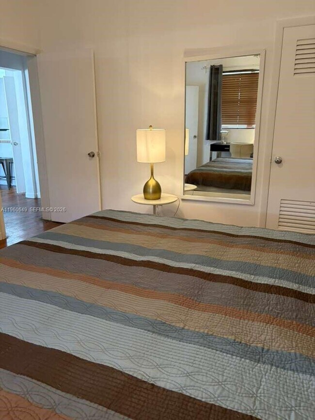 Building Photo - 6881 Bay Dr