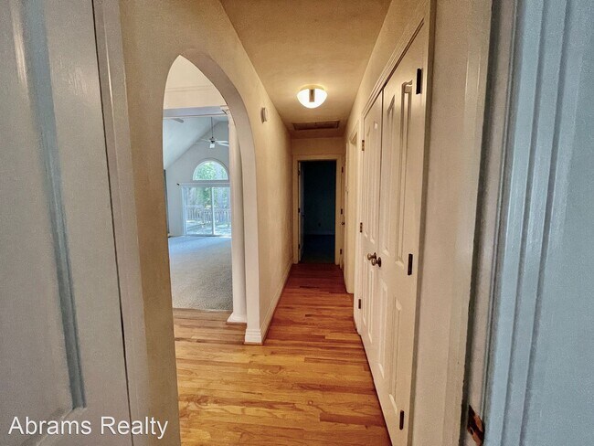 Building Photo - 4 br, 2.5 bath House - 725 Dickens Pl