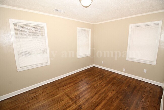 Building Photo - 1023 Waring Rd