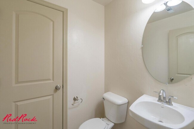 Building Photo - 3 Bedroom Townhome In Fossil Hills!