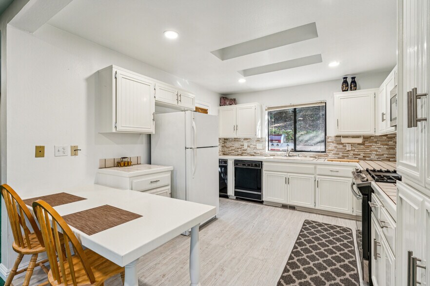 Building Photo - 965 Sandalwood Dr