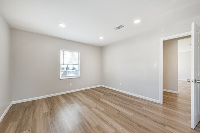 Building Photo - 1266 Dove St