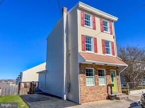 Building Photo - Recently Renovated 3-Bedroom, 2 Bath Bridg...