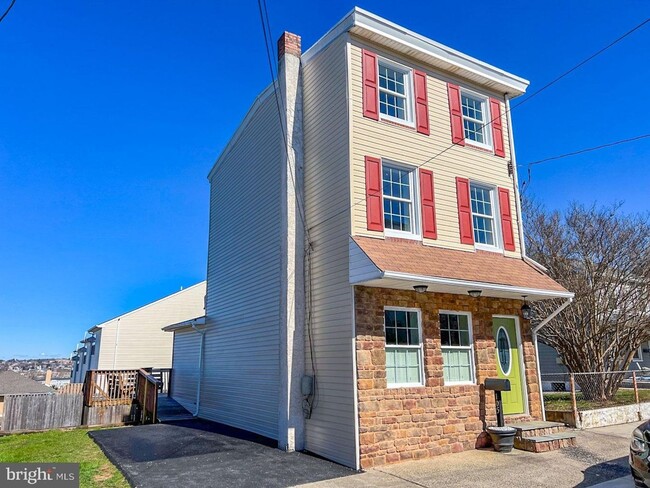Primary Photo - Recently Renovated 3-Bedroom, 2 Bath Bridg...