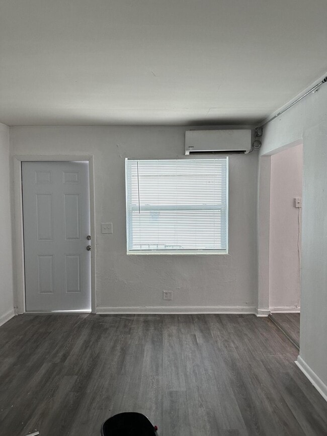 Primary Photo - 815 4th St