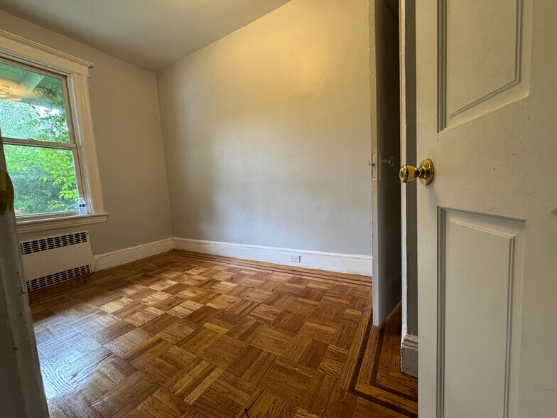 142 W 28th St 2 - 138 W 28th St