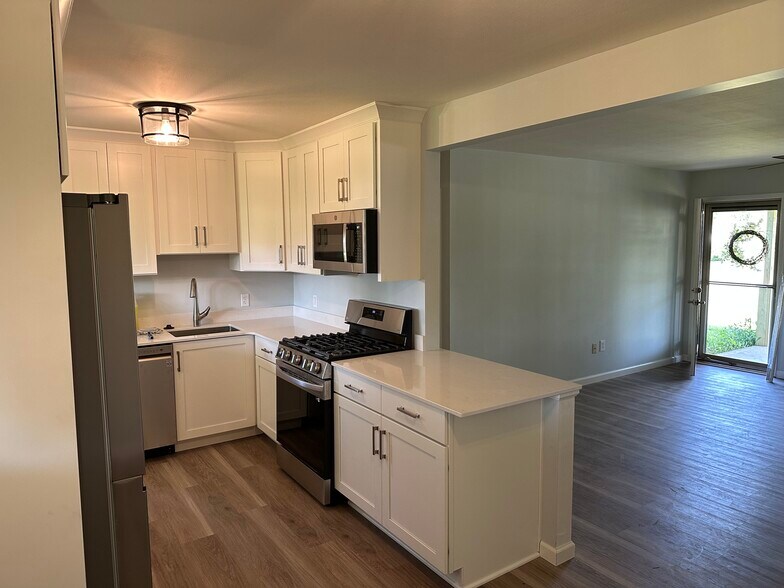 Building Photo - 201 Sherwood Dr