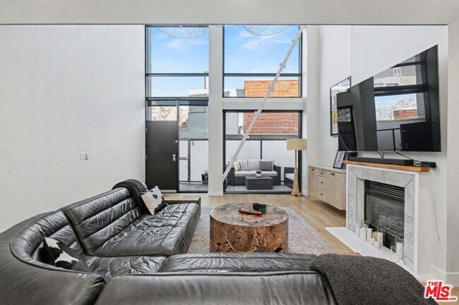 Building Photo - 700 Main St