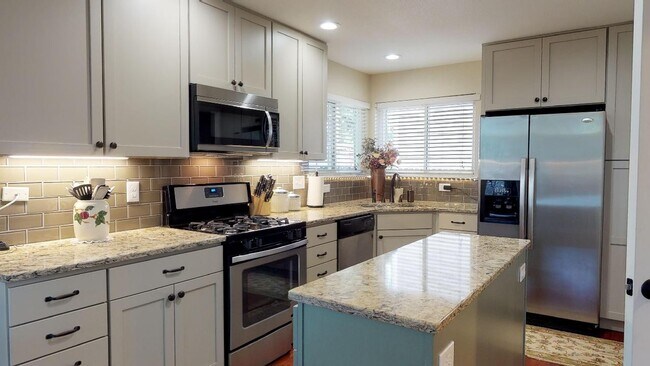 Building Photo - Beautiful sunny home