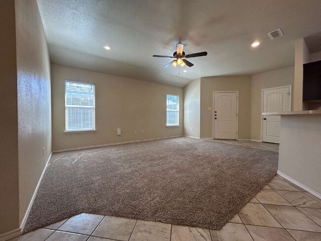 Building Photo - Duplex Located Just Off S. Loop Convenient...