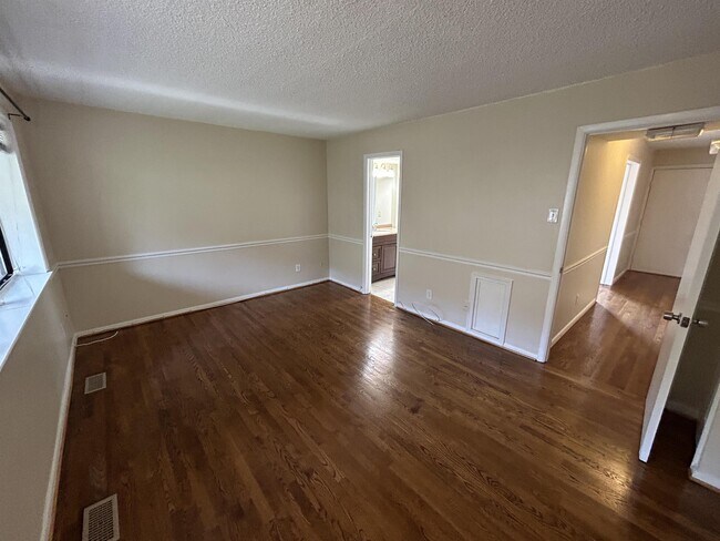 Building Photo - 3095 Hawthorne Dr NE