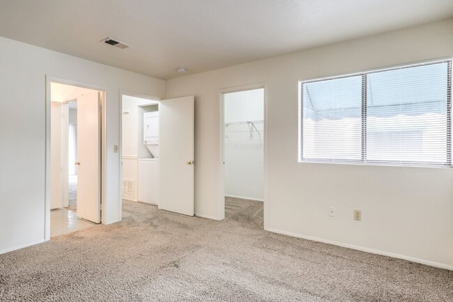 Building Photo - Nice 2-Bedroom Near the Strip