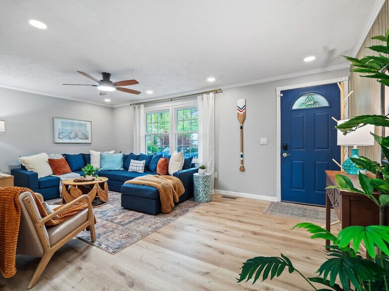 Building Photo - 5012 Hollyview Dr