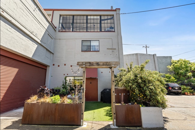 Building Photo - Industrial Chic 3bed/3bath loft style cond...