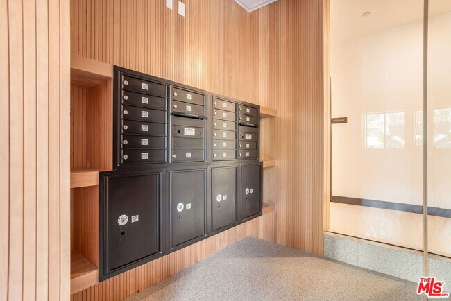 Building Photo - 2361 Fox Hills Dr