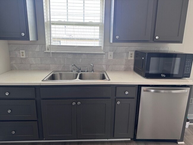 Building Photo - AVAILABLE NOW!!