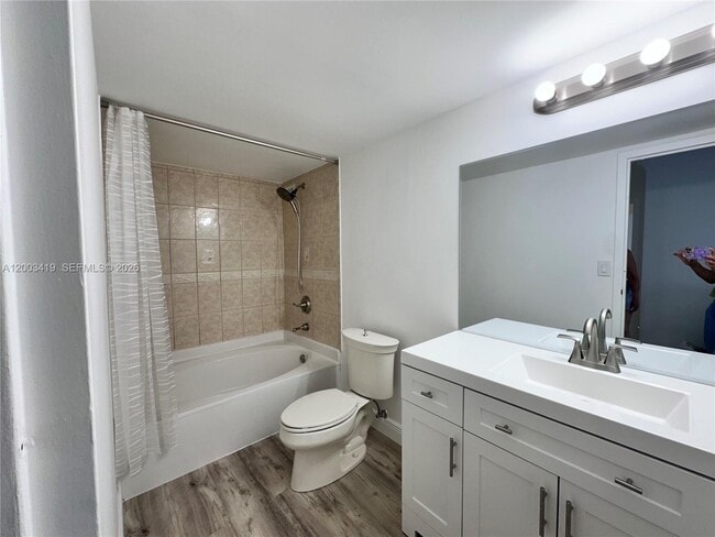 Building Photo - 800 Parkview Dr