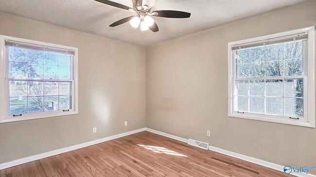 Building Photo - 712 Larry Dr