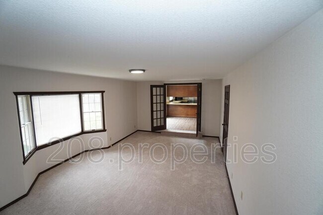 Building Photo - 3392 S Maze Ave