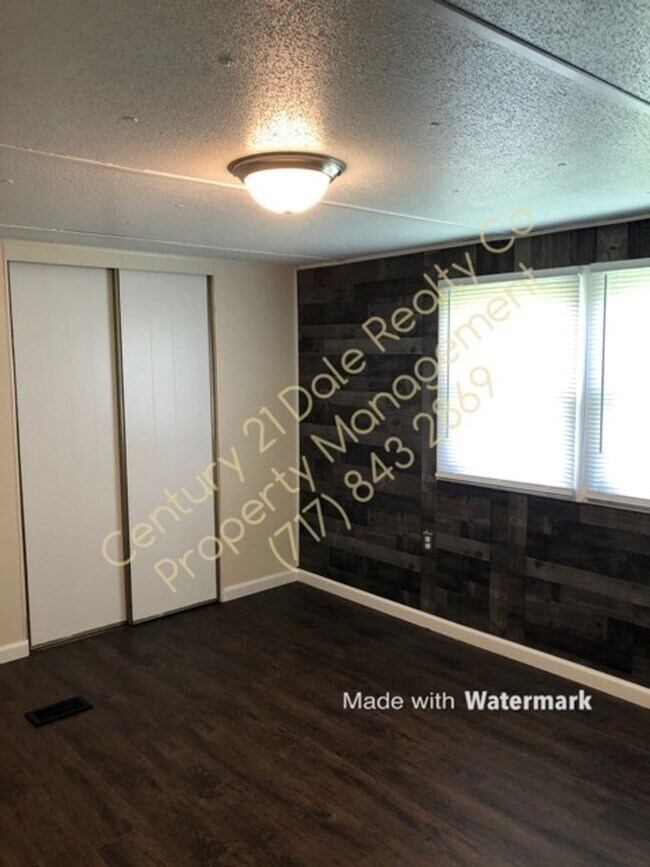 Building Photo - 2 Bedroom Home in Central School with a La...