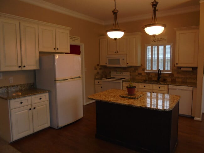 Building Photo - Spacious 2 story with double garage in Jam...