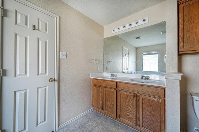 Building Photo - Beautiful 3/2.5/2 two story with two livin...