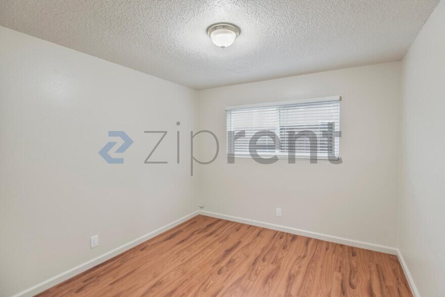 Building Photo - 1391 Vía Dondera