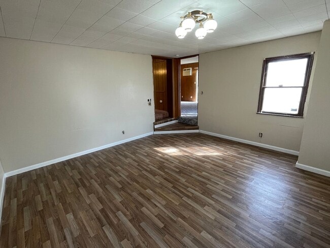 Building Photo - Large and Spacious Home