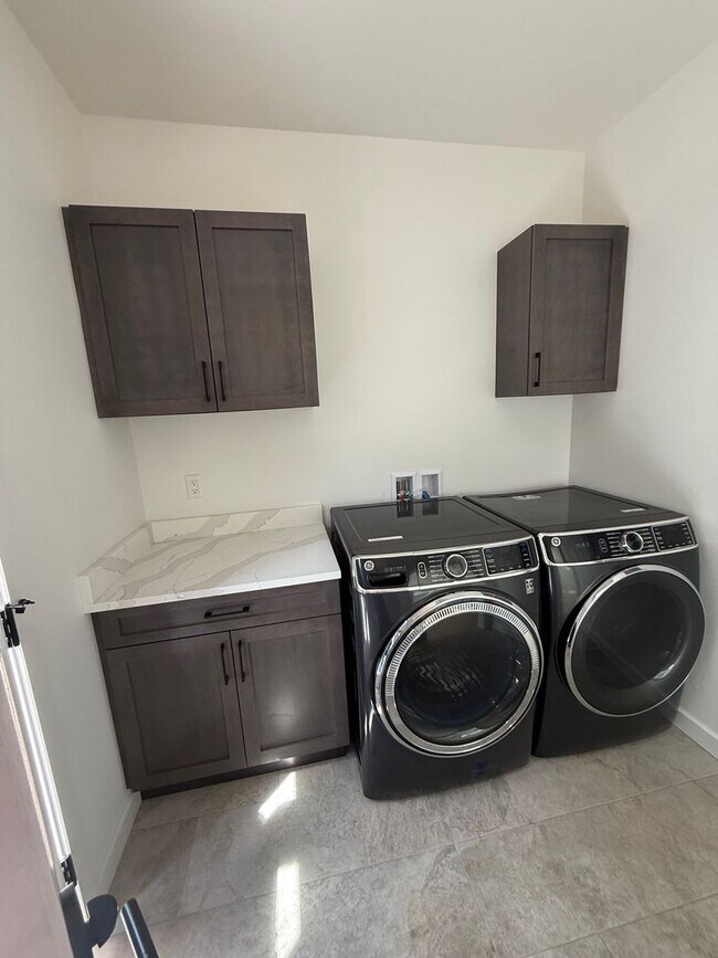 Building Photo - Single Family HOME with 3 Bedrooms 2 1/2 B...