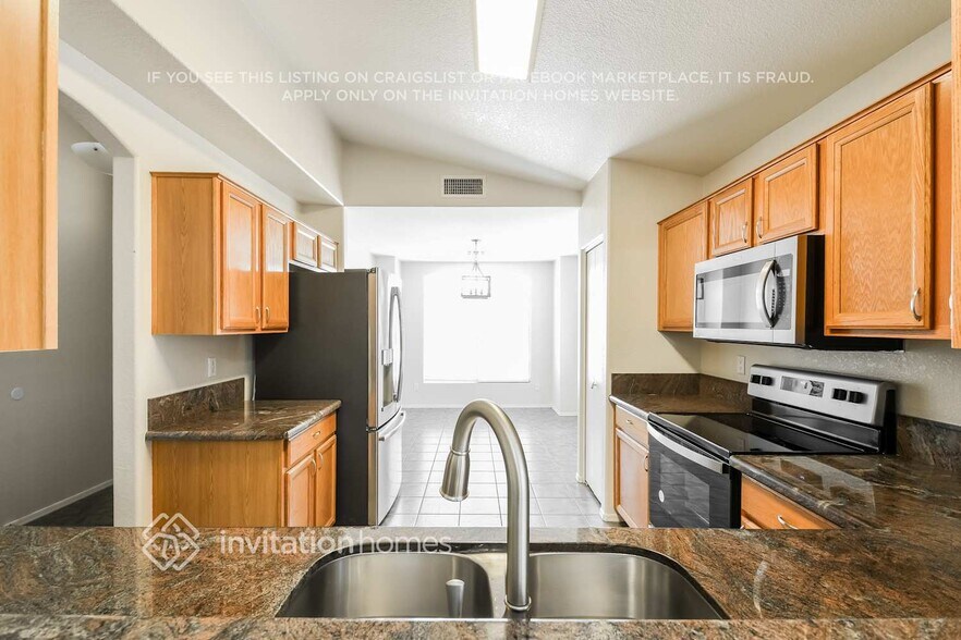 Building Photo - 2237 E Aire Libre Ave