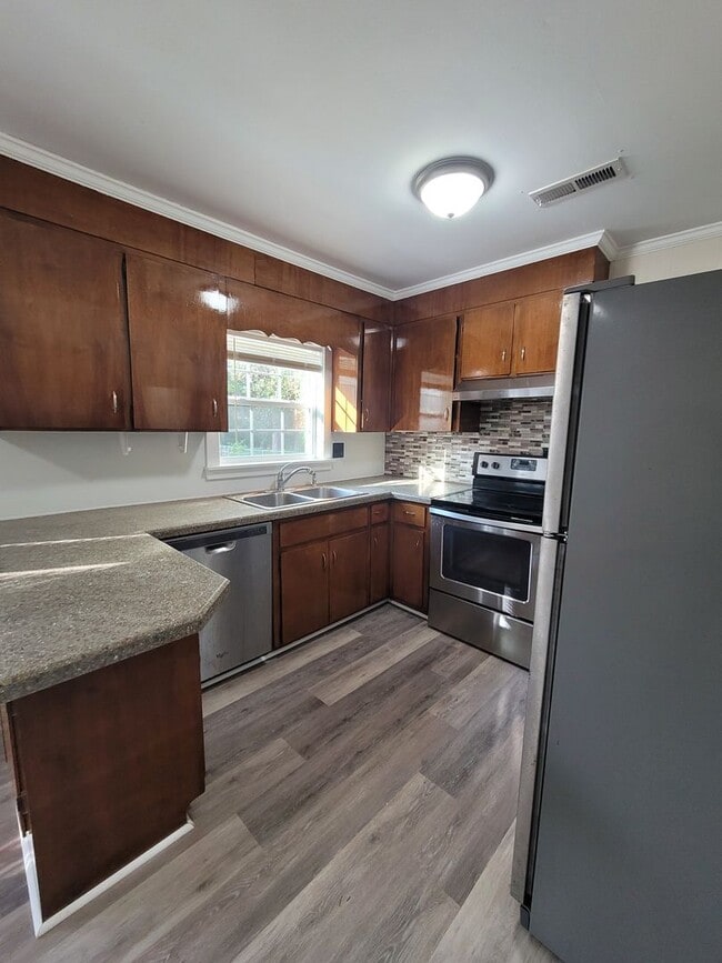 Building Photo - 3 bedroom 2 bath brick ranch in great loaction .