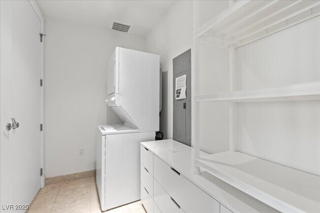 Building Photo - 4525 Dean Martin Dr