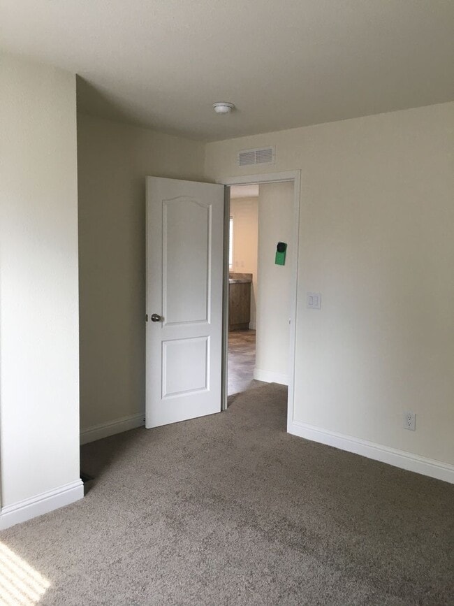 Building Photo - Paradise Location with end of road privacy...
