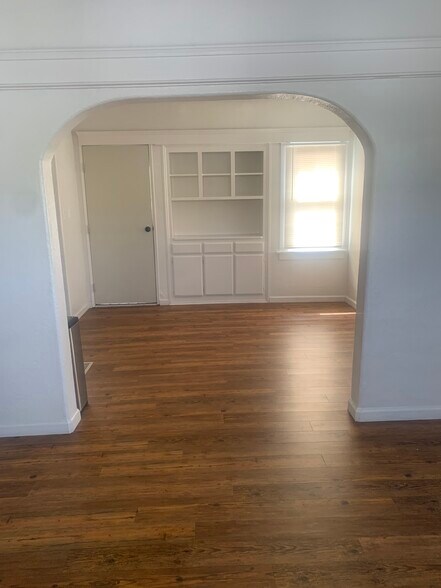 Building Photo - 1033 E 4th St