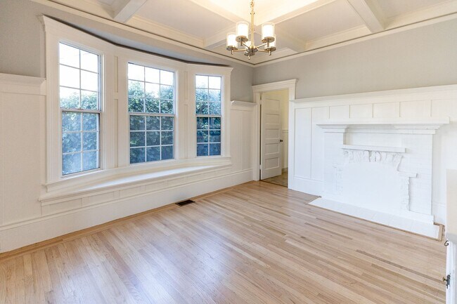 Building Photo - Large updated 2 bedroom, walk to Downtown,...