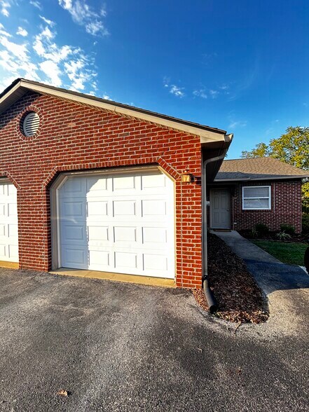 Building Photo - 117 Mesa Dr