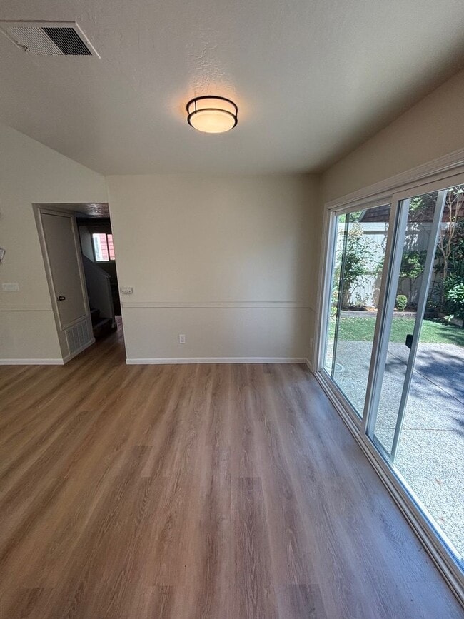 Building Photo - Updated 3 bedroom 2 bathroom Bennett Valle...