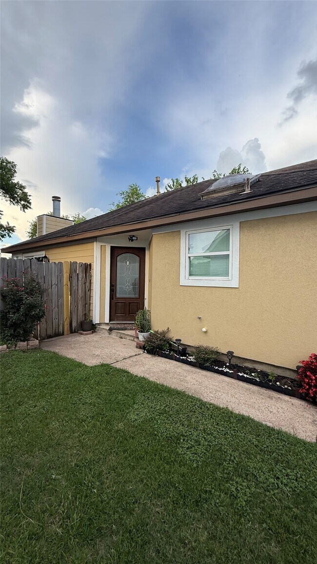 Building Photo - 6018 Beaconridge Dr