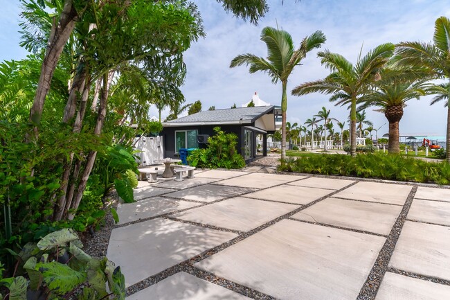 Building Photo - Unique 3 Bed, 3 Bath Waterfront Property w...