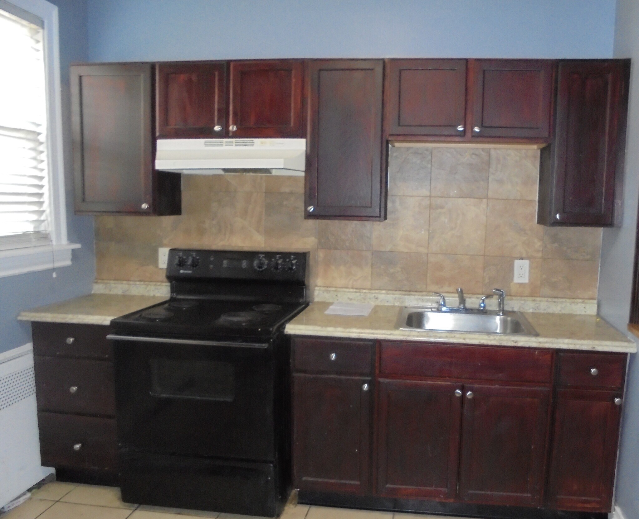 Spacious kitchen with exit to backyard - 1610 Homestead st
