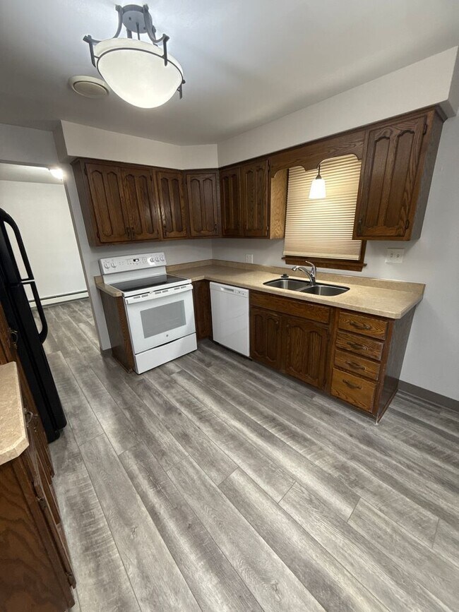 Building Photo - 1021 5th Ave SW