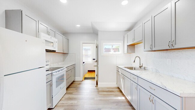 Primary Photo - Avl 6/1 or sooner - Renovated 2BR in downt...
